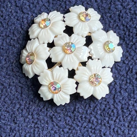 Vintage Brooch with White Plastic Flowers with Rhinestone centers - Picture 4 of 6